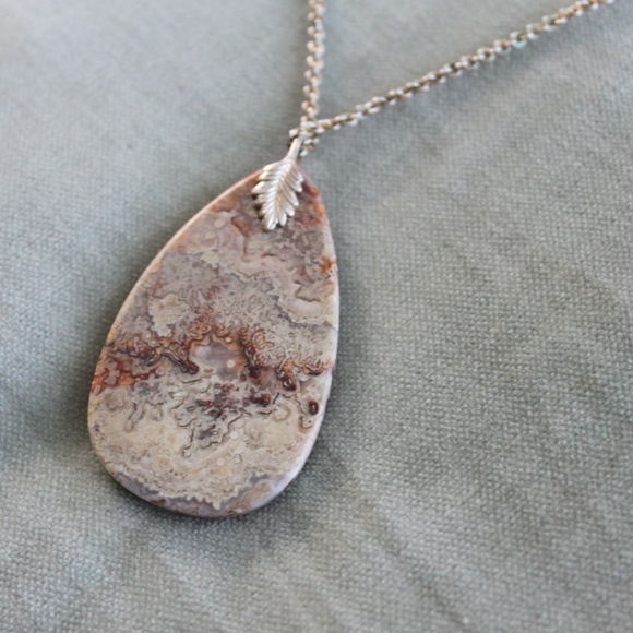Vintage Polished Agate Teardrop Pendant and Chain - Picture 3 of 3